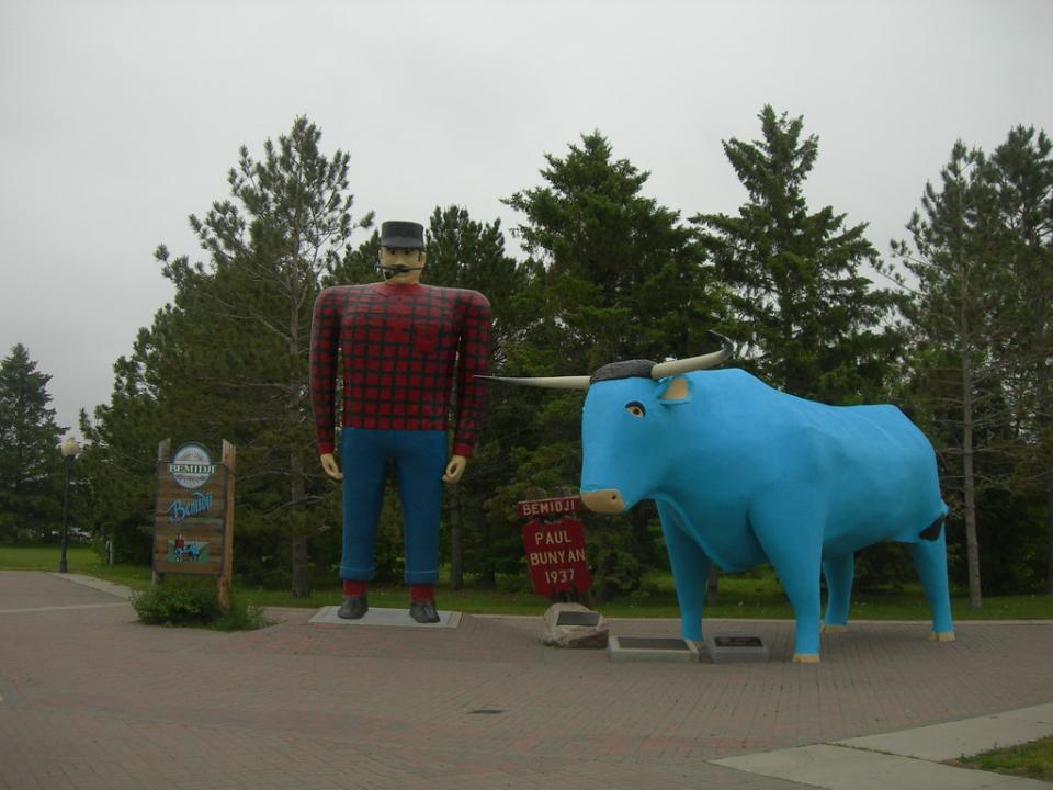 Statue of Paul Bunyan and Babe the Ox